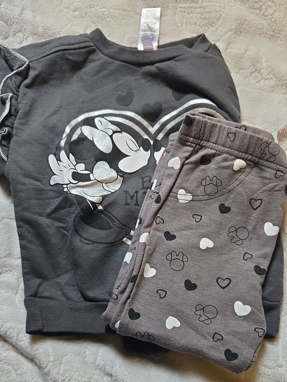 Girls' Charcoal Minnie Mouse Heart Sweatshirt & Jogger Set